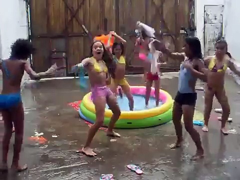 HARLEM SHAKEN - NIÑAS EN PISCINA