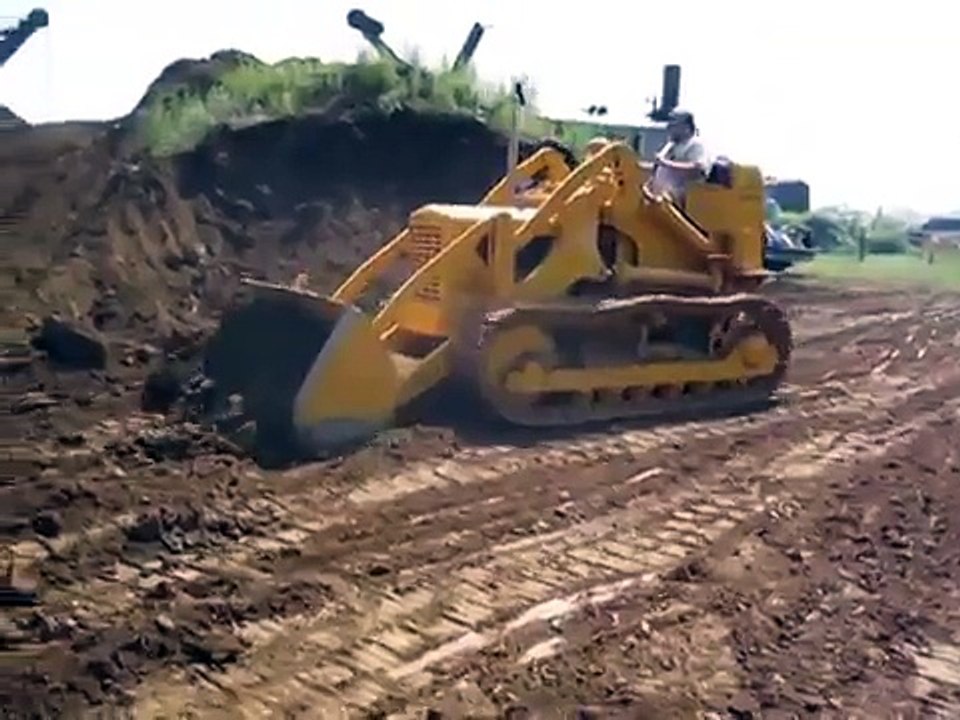 Caterpillar 955 Traxcavator - digging at Rough & Tumble - driven by Gary Mace.