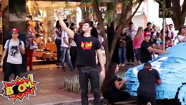 Il se stationne dans un endroit pour handicapés