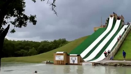 Superbe backflop à la surface d'un lac