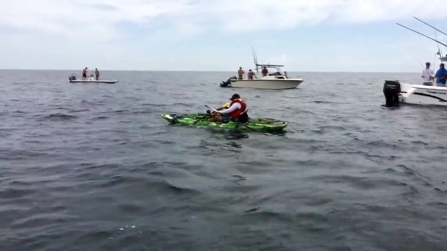 Il pêche un requin en canoe et le pire arrive !