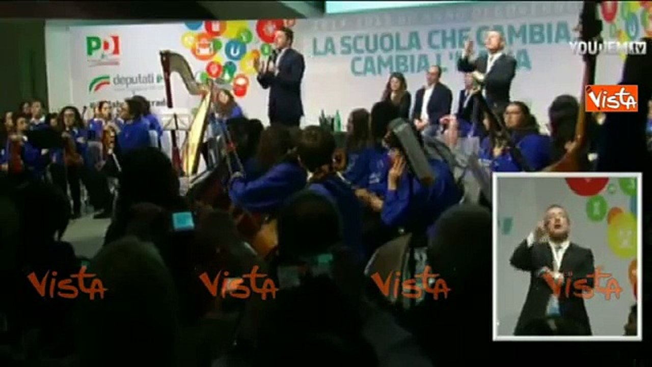 RENZI CONTESTATO DA DOCENTI PRECARI ALL'EVENTO "LA SCUOLA CAMBIA"