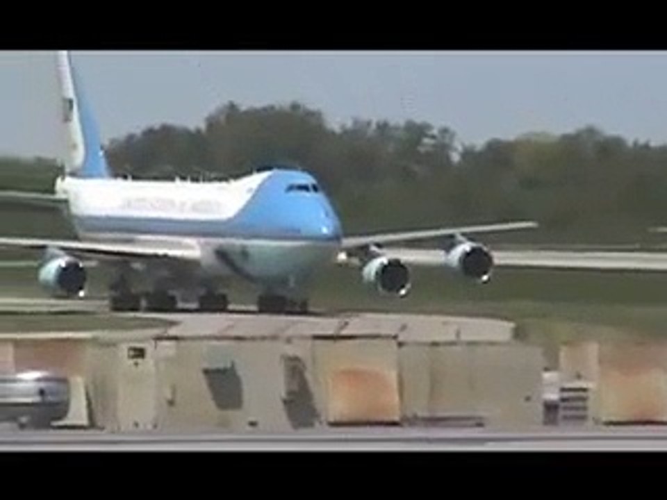 BARACK OBAMA:  SOUTH BEND, IND AIR FORCE ONE MOTORCADE