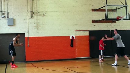 Anthony Davis bosse son shoot à trois points