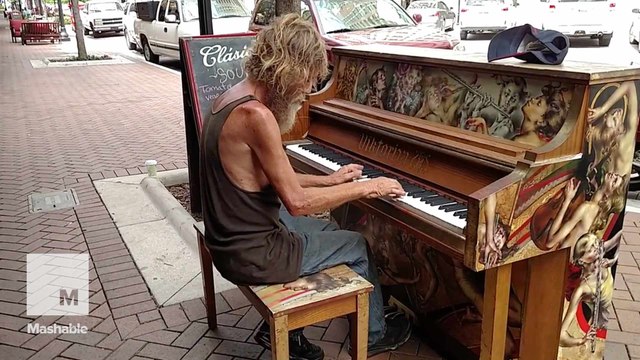 Homeless Florida man is playing piano on the streets, and he's a total natural