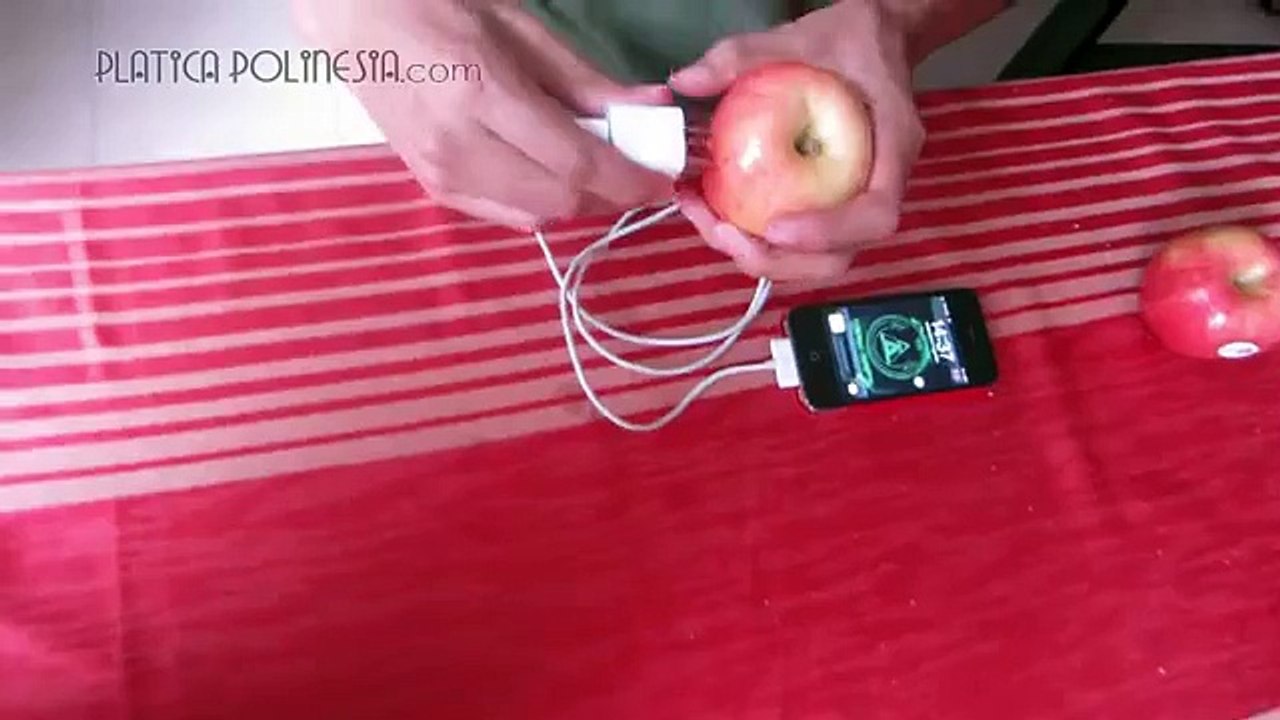 Cómo cargar el celular con una manzana