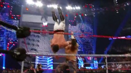 WWE: los ‘saltos mortales’ más peligrosos que se ejecutaron sobre el ring (VIDEO)