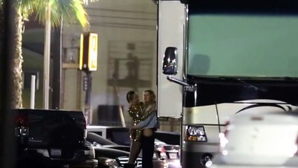 Miley Cyrus e Stella Maxwell beccate in strada da TMZ