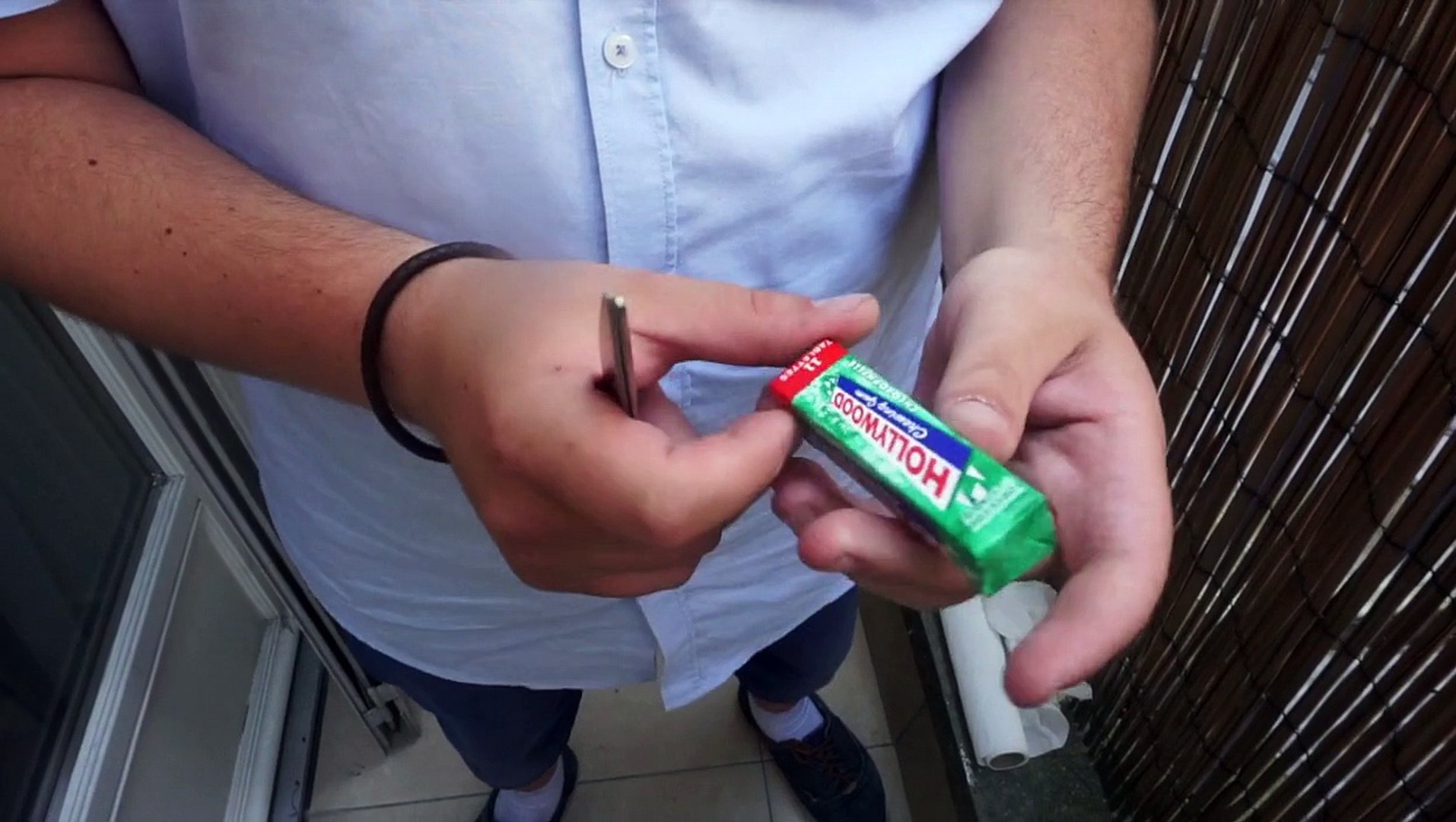 Le Tuto De La Semaine Fabriquer Un Briquet Avec Une Pile Et Un Chewing Gum Video Dailymotion