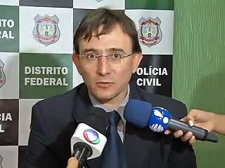 Jornal local: mulher disfarce