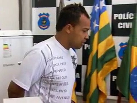 Jornal local: estuprador reza