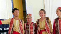 armenische Jugendliche mit einem traditionellen Tanz