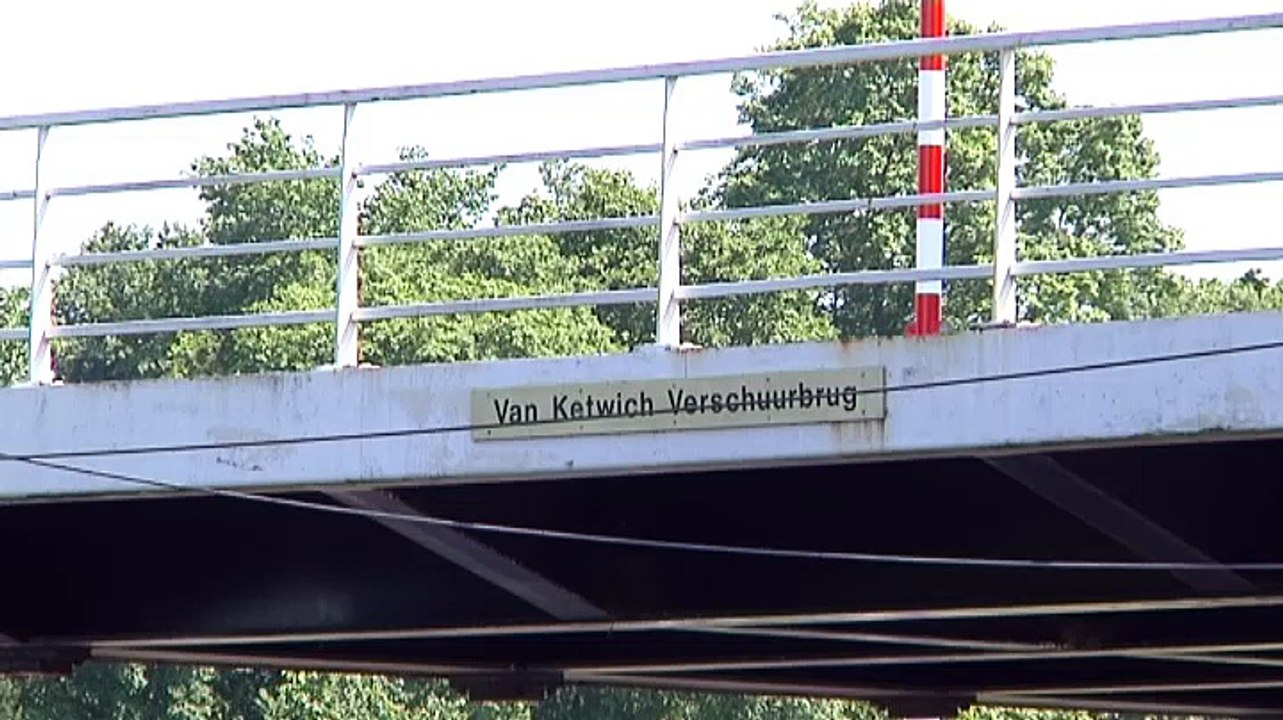 Brug valt spontaan op zijn plek - RTV Noord