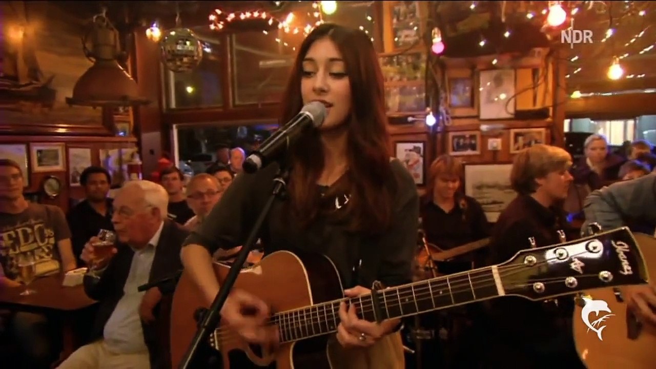 Elif Demirezer - Nichts tut für immer weh  ( in High Definition )