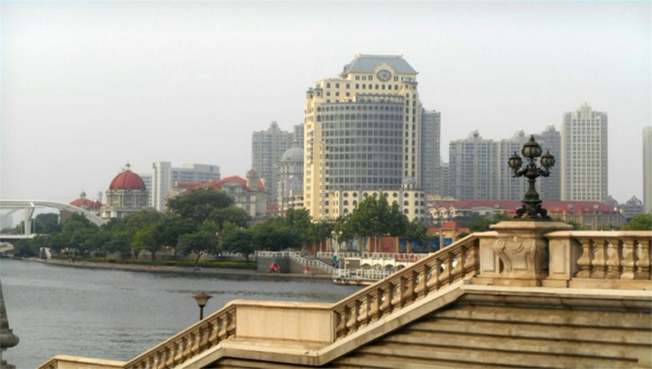 Conférences en Chine sur l'art contemporain Antoine Antolini présente les styles des peintres Arielle et C. Coriandre