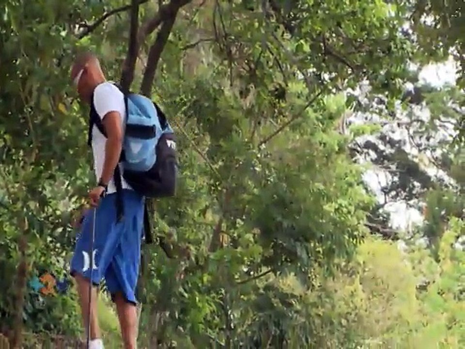 Ellos se lanzan al agua sin importar edad ni le...