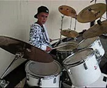 Justin bieber tocando bateria