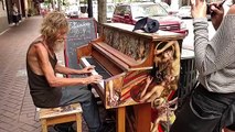 Un SDF joue magnifiquement du piano