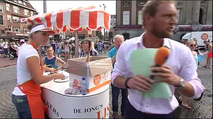 Marcel Nieuwenweg en Bram Douwes duiken de fontein in - RTV Noord