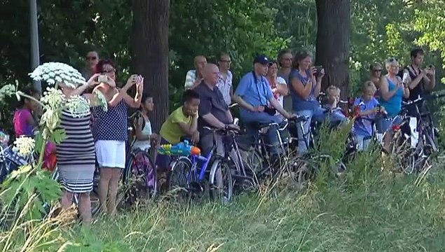 Auto rijdt onder brug door: Ik heb hier geen woorden voor - RTV Noord