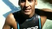 Marcos Díaz saluda durante su entrenamiento en aguas heladas