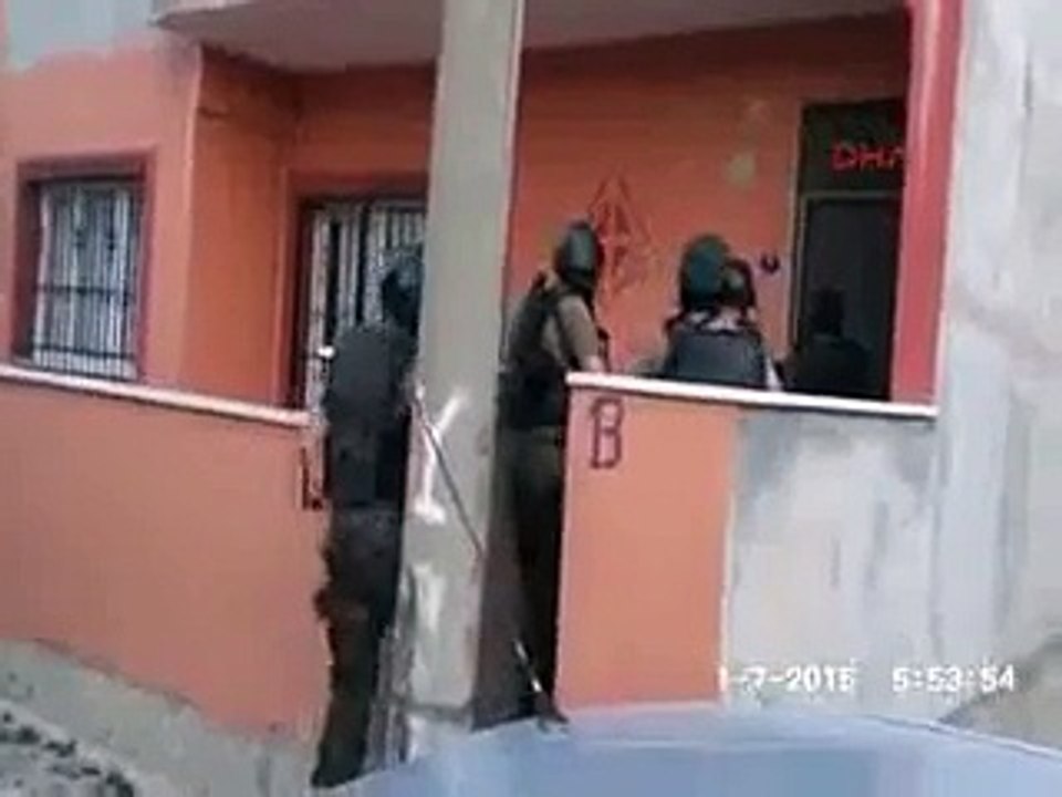 KOBANİ'DE IŞİD İÇİN SAVAŞAN 7 KİŞİYE İZMİR'DE GÖZALTI