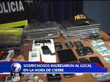 Policía detiene a dos hombres tras asaltar local comercial