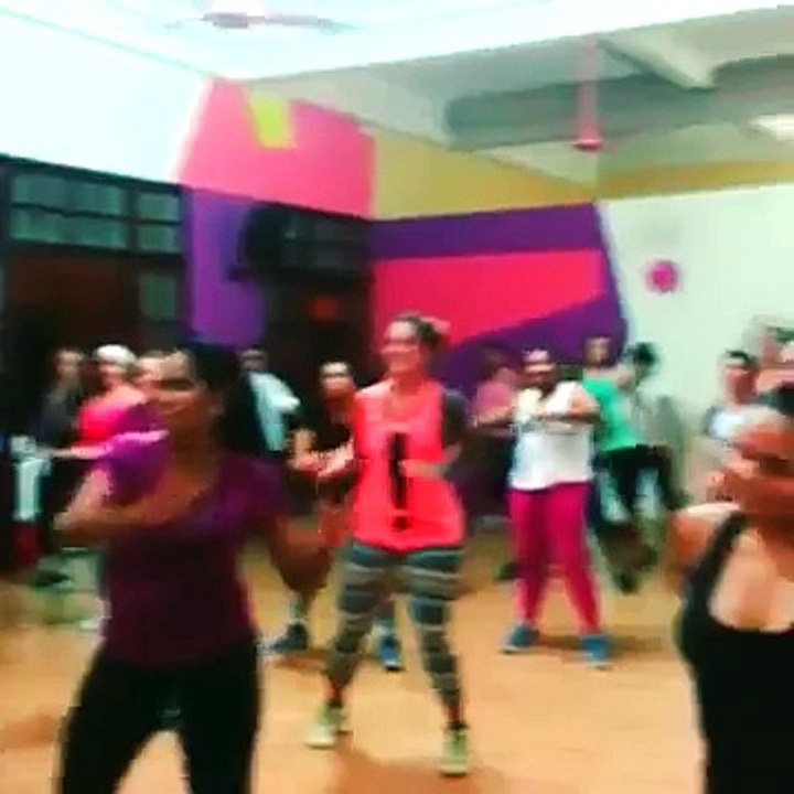 Niña instructora de Zumba - Activao Fitness