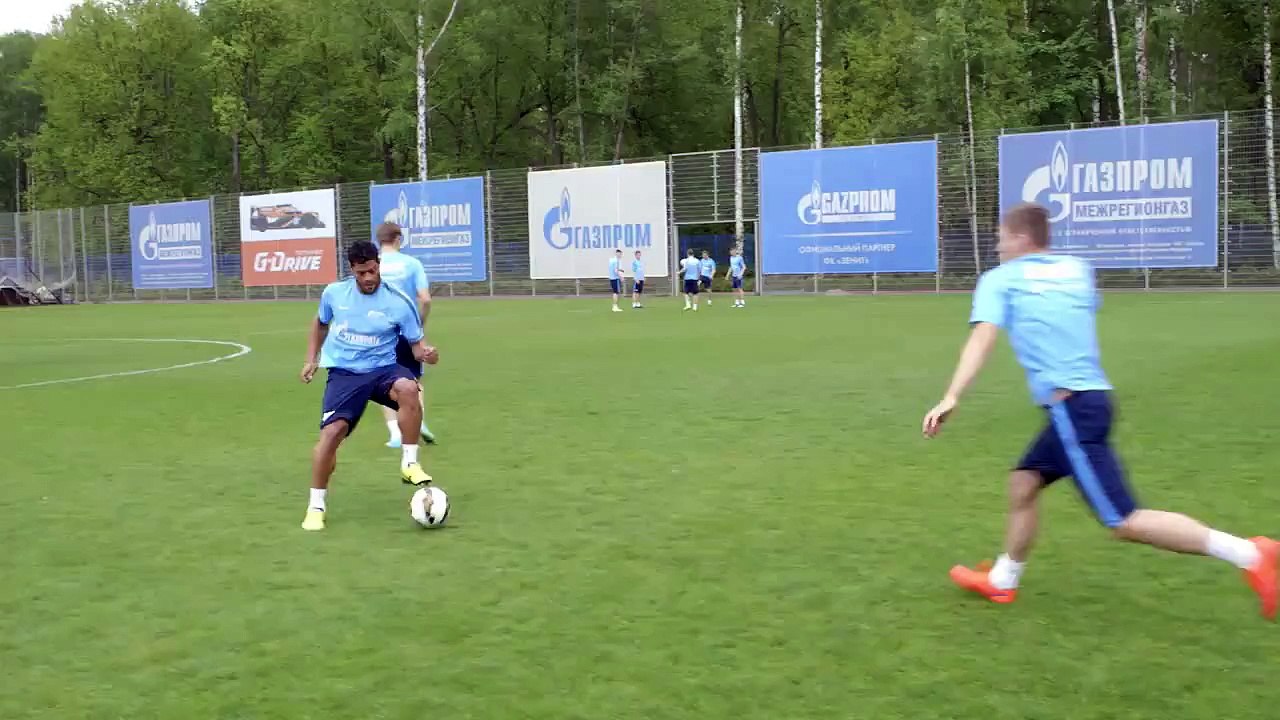 Hulk parvient à envoyer le gardien à travers le filet avec un tir super puissant!