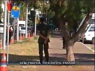 7/9 - Pessoas têm dificuldades para chegar ao desfile