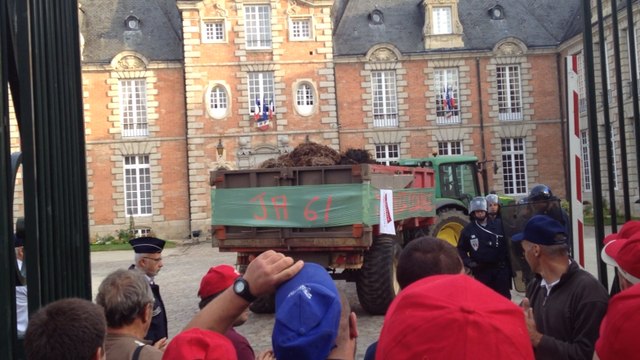 Manifestation des agriculteurs devant la préfecture