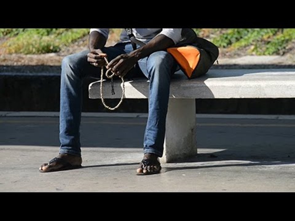 Vu cumprà fermati mentre scendono dal treno a Cattolica, merce sequestrata