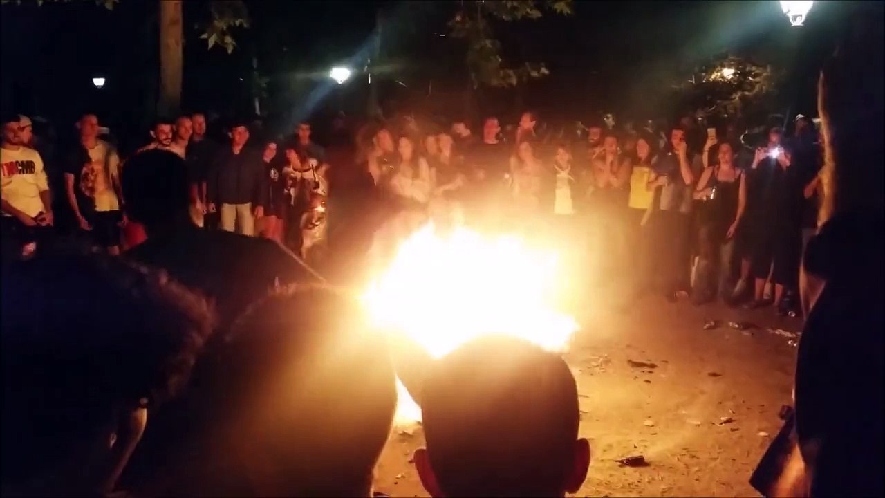 2 débiles sautent au dessus d'un feu en même temps et se percutent : FAIL