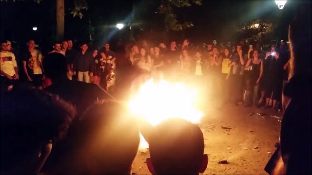 2 débiles sautent au dessus d'un feu en même temps et se percutent : FAIL