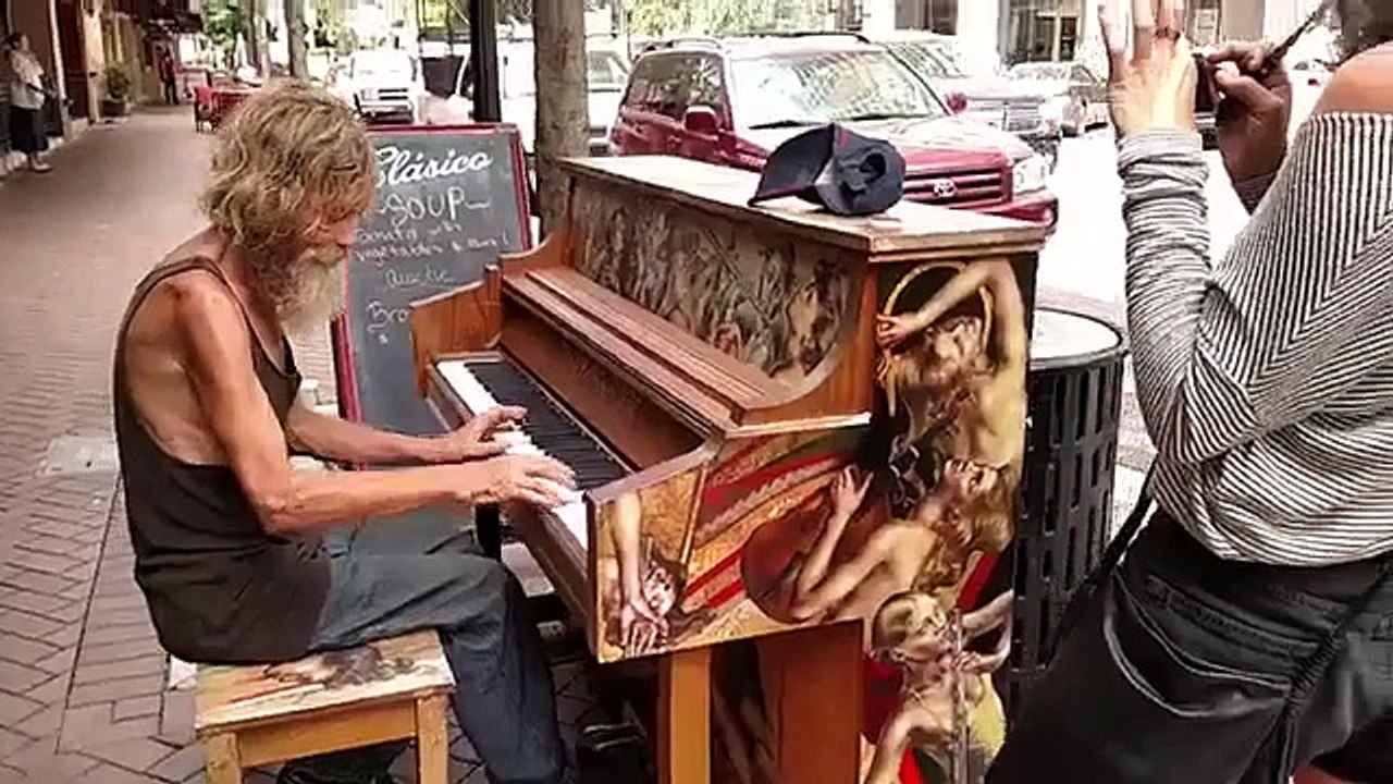 Un SDF, As du piano fait un tabac en ville
