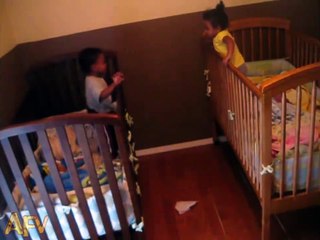 Ces bébés jumeaux ont une technique bien particulière pour rester ensemble la nuit...