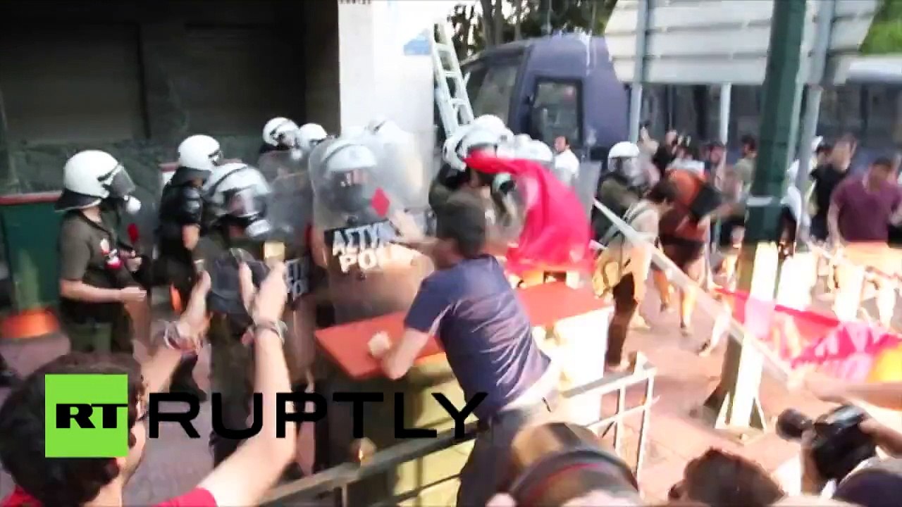 Un journaliste de RT gazé lors de la manifestation anti-austérité à Athènes