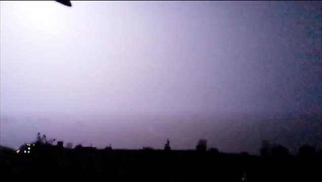 Compilatie van het onweer gisteravond boven de stad Groningen - RTV Noord