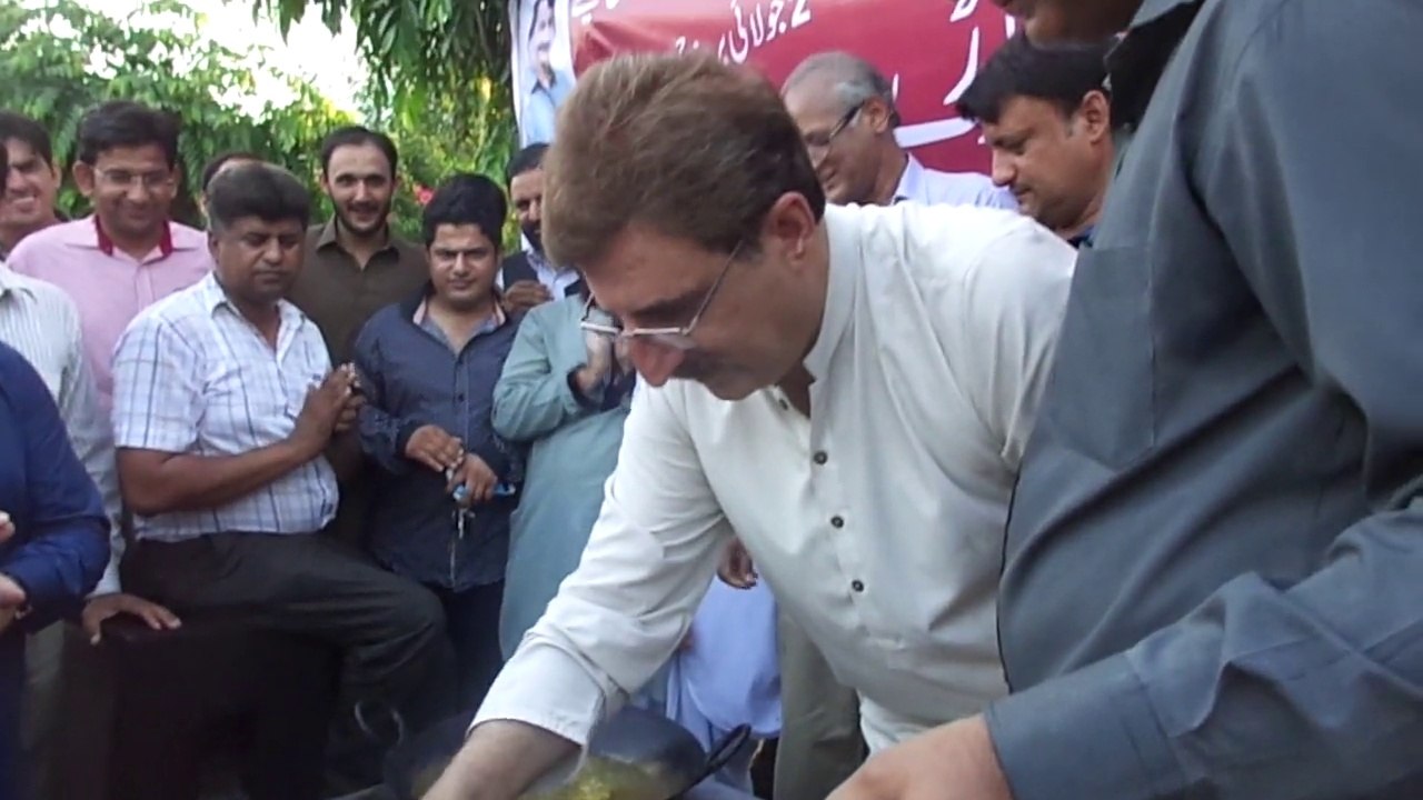 ُپاکستان فیڈرل یونین آف جرنلسٹس کی  اپیل پر بول ٹی وی پر حکومتی پابندیوں اور تنخواہوں کی عدم ادائیگی کیخلاف پاکستان کے اہم پریس کلبوں میں احتجاجی طور پر پکوڑوں کے سٹال لگائے گئے اسلام آباد میں بھی نیشنل پریس کلب کے باھر مشتاق منہاس اور  پی ایف یو ج کے صد