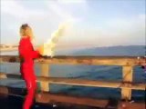 【衝撃映像】ホホジロザメでサーフィンをする男性【ド迫力】