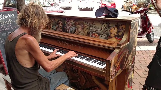 Vous allez être impressionné par la prestation d'un SDF sur un piano dans la rue