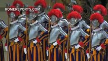 Nuevos reclutas de la Guardia Suiza juran bandera en el Vaticano