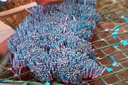 Allumer 8500 fusées en même temps - Redneck Rocket Launcher