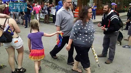Cette brave fille fait face à un prêcheur des rues