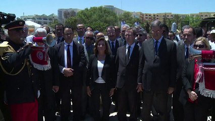 Attentat en Tunisie: une minute de silence sur la plage