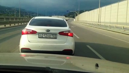 Un conducteur agressif rattrapé par le karma… ça fait plaisir !