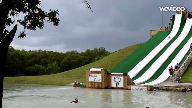 Un fantastique backflop à la surface d'un lac