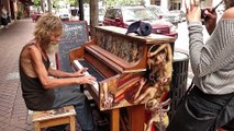 Un sans abris joue au piano comme un dieu