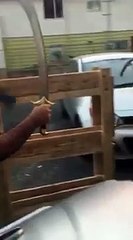 Por querer cortar una sandía con un sable mira lo que le pasó