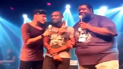 Barcelona's Neymar singing and dancing at the concert of his friend Thiaginho 2015